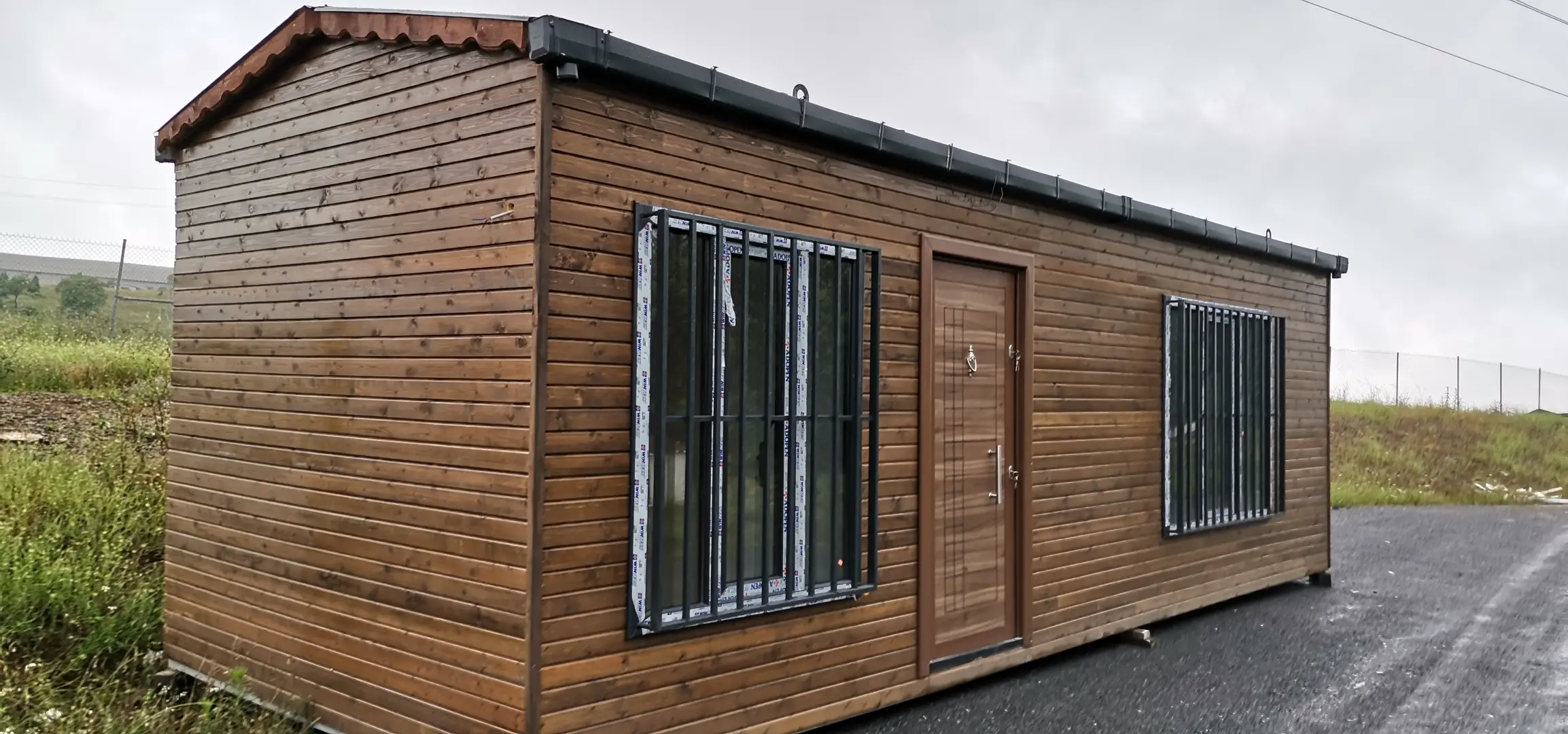 AHŞAP KAPLAMA BEŞŞİK ÇATILI  EV KONTEYNER 